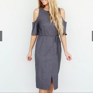 Gray cold shoulder dress 🤍 From @XOmandysue